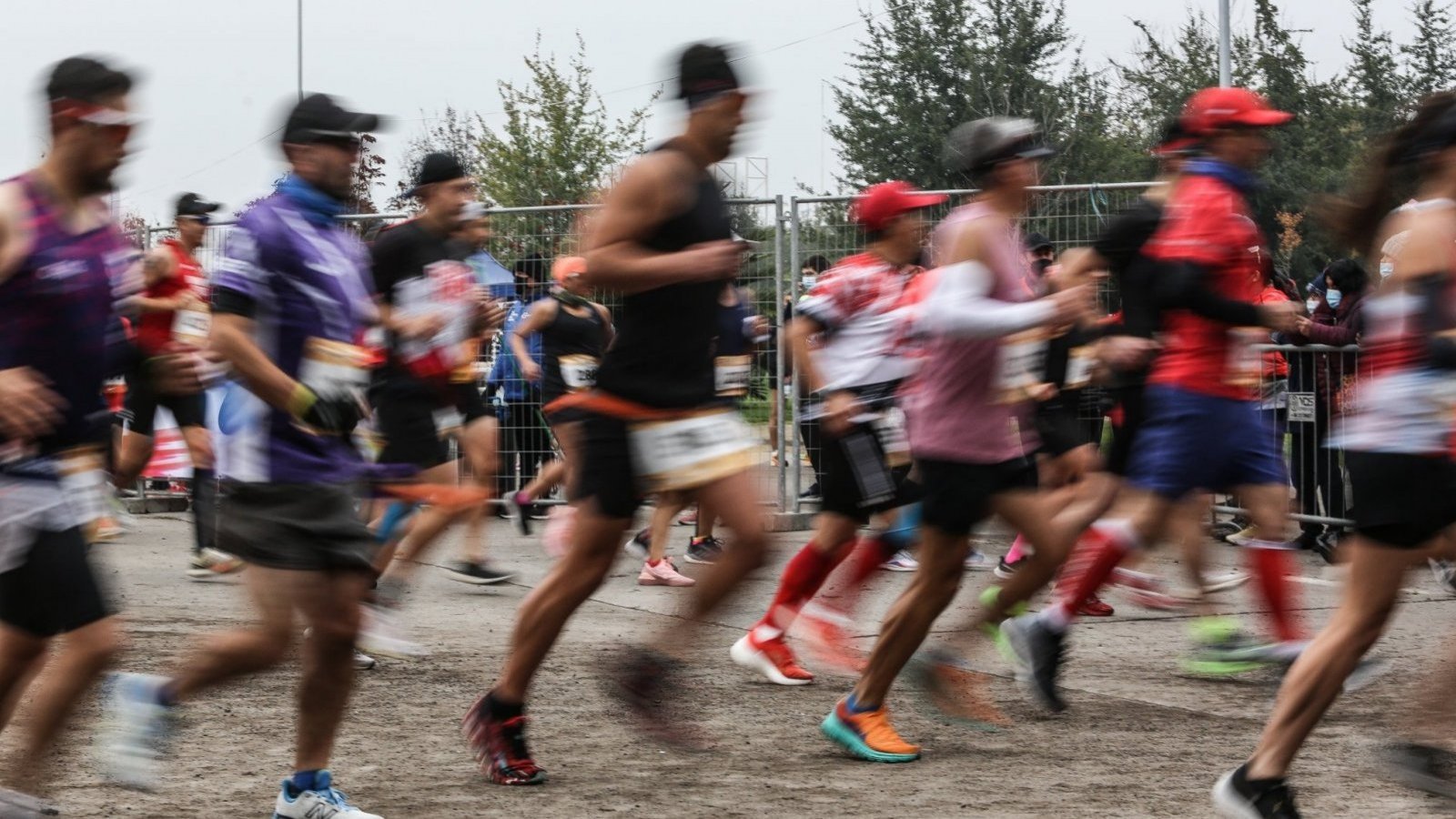 Personas corriendo en la Maratón de Santiago.