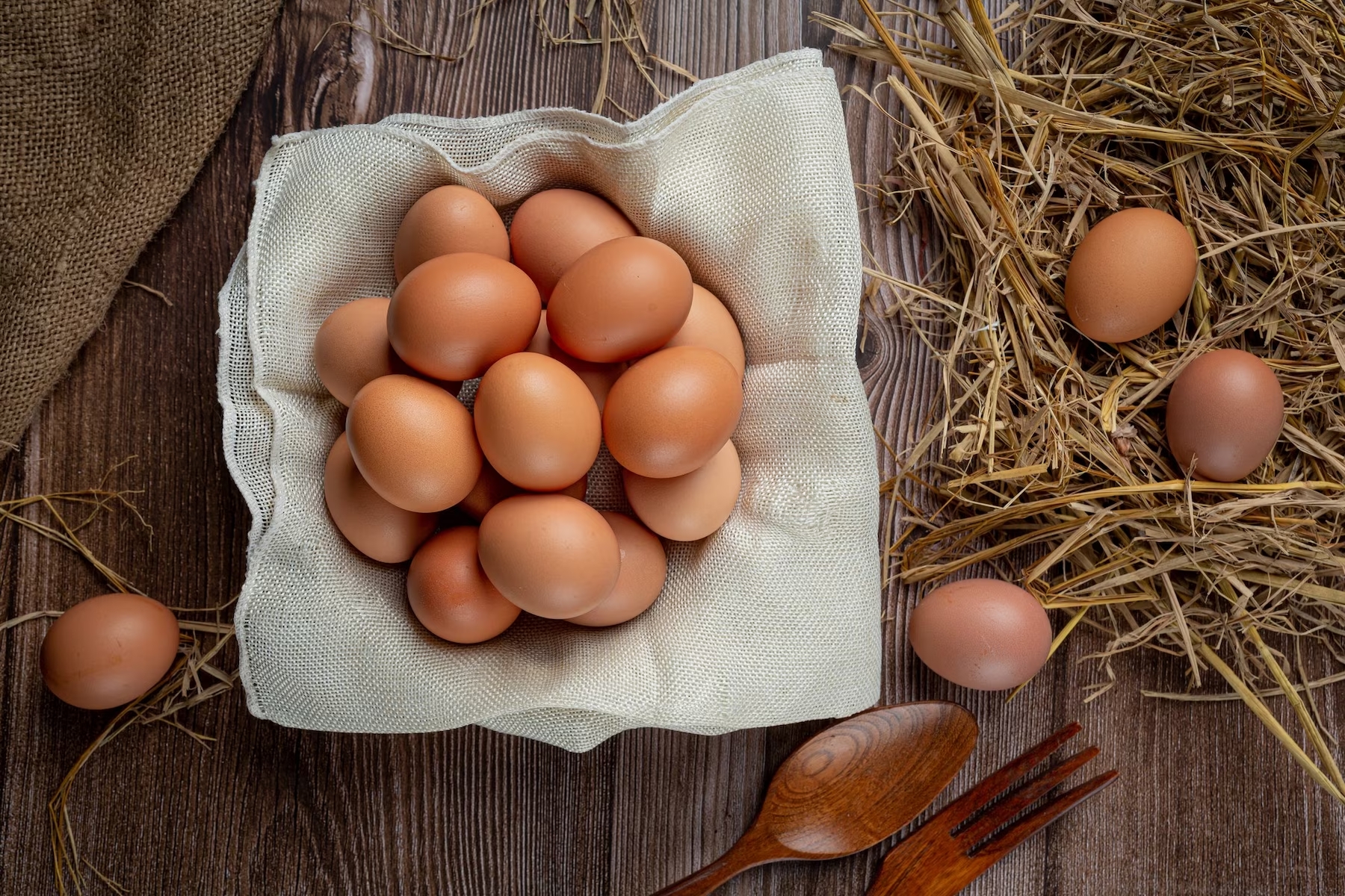 Huevos arriba de una mesa