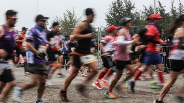 Personas corriendo en la Maratón de Santiago.
