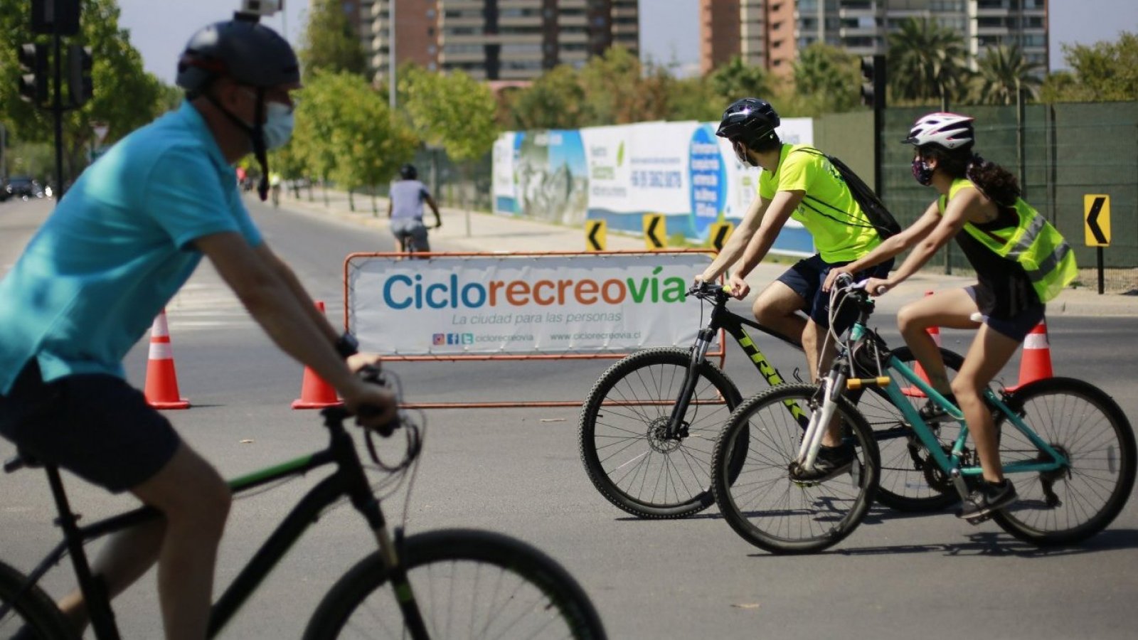 Ciclistas pasan por al Ciclorecreovía.