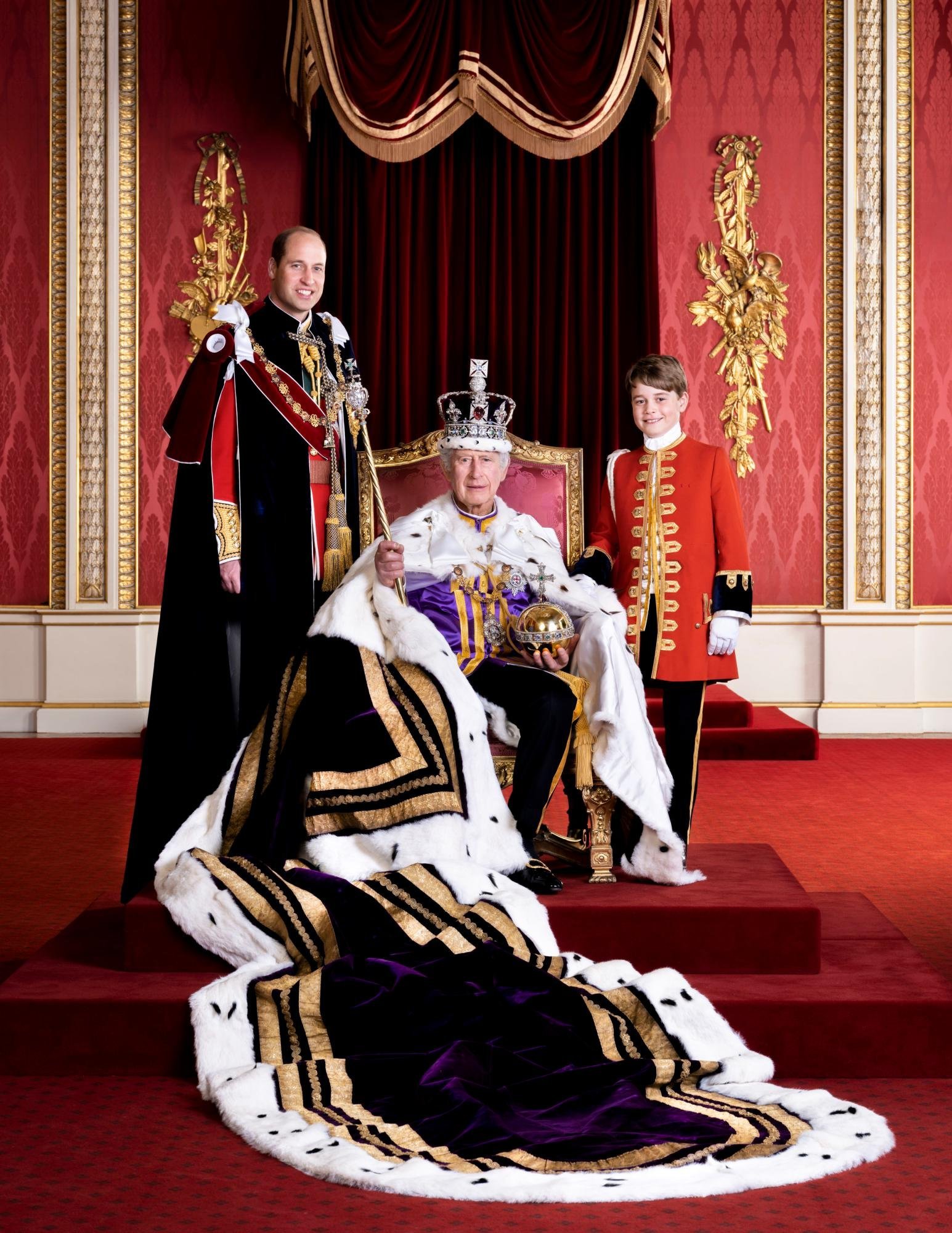 El rey Carlos III es fotografiado en el Palacio de Buckingham Palace sentado en el trono con su hijo, el prínicpe William, a su lado y el príncipe George en el otro lado.