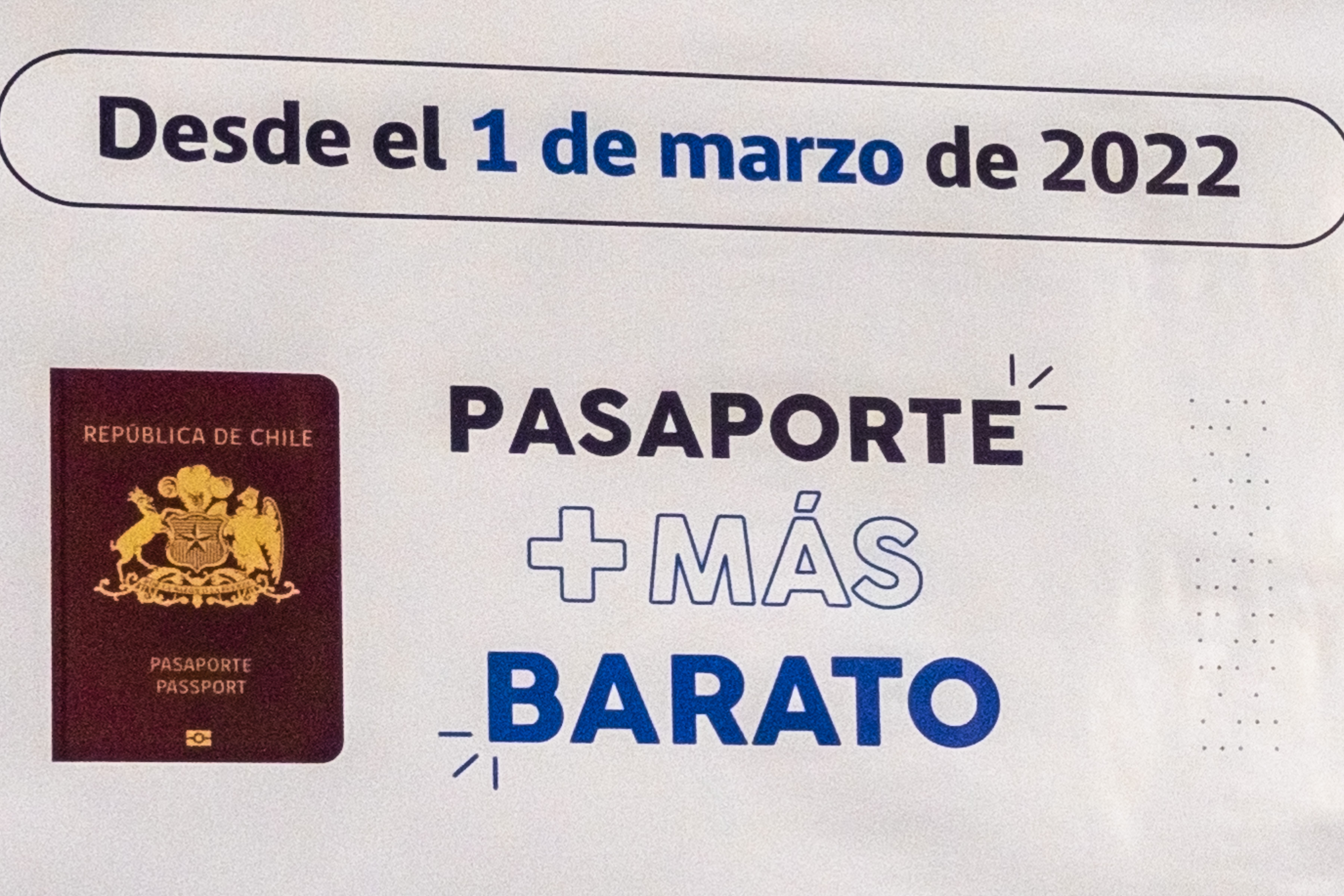 Imagen de pasaporte en publicidad de su reducción de precio.