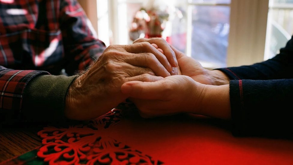 Dos personas tomadas de la mano