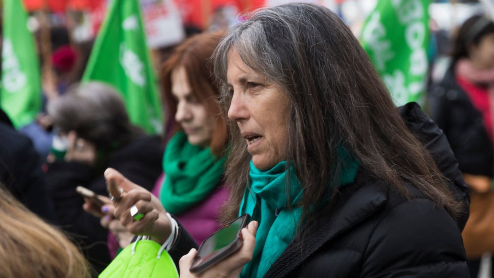 Claudia Piñeiro en una manifestación a favor del derecho al aborto, en junio de 2022.