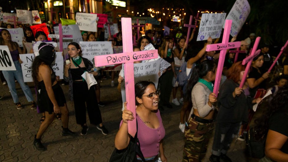 Mujeres manifestándose contra la violencia machista en México