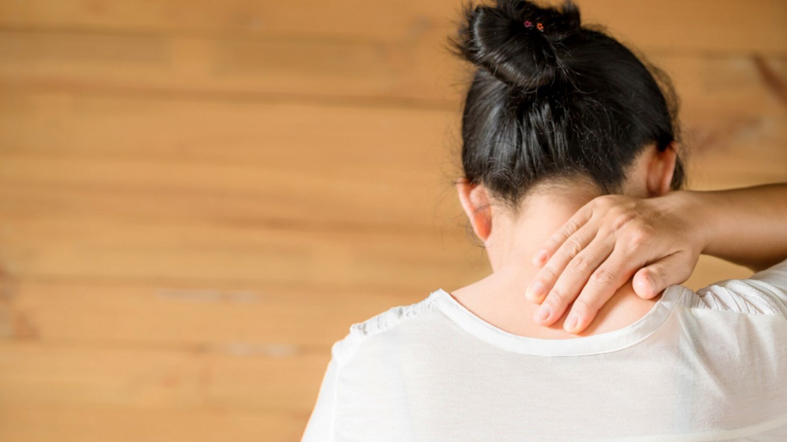 Mujer con dolor en la espalda por fibromialgia