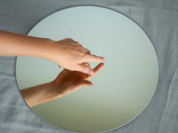 Mano reflejada en un espejo.