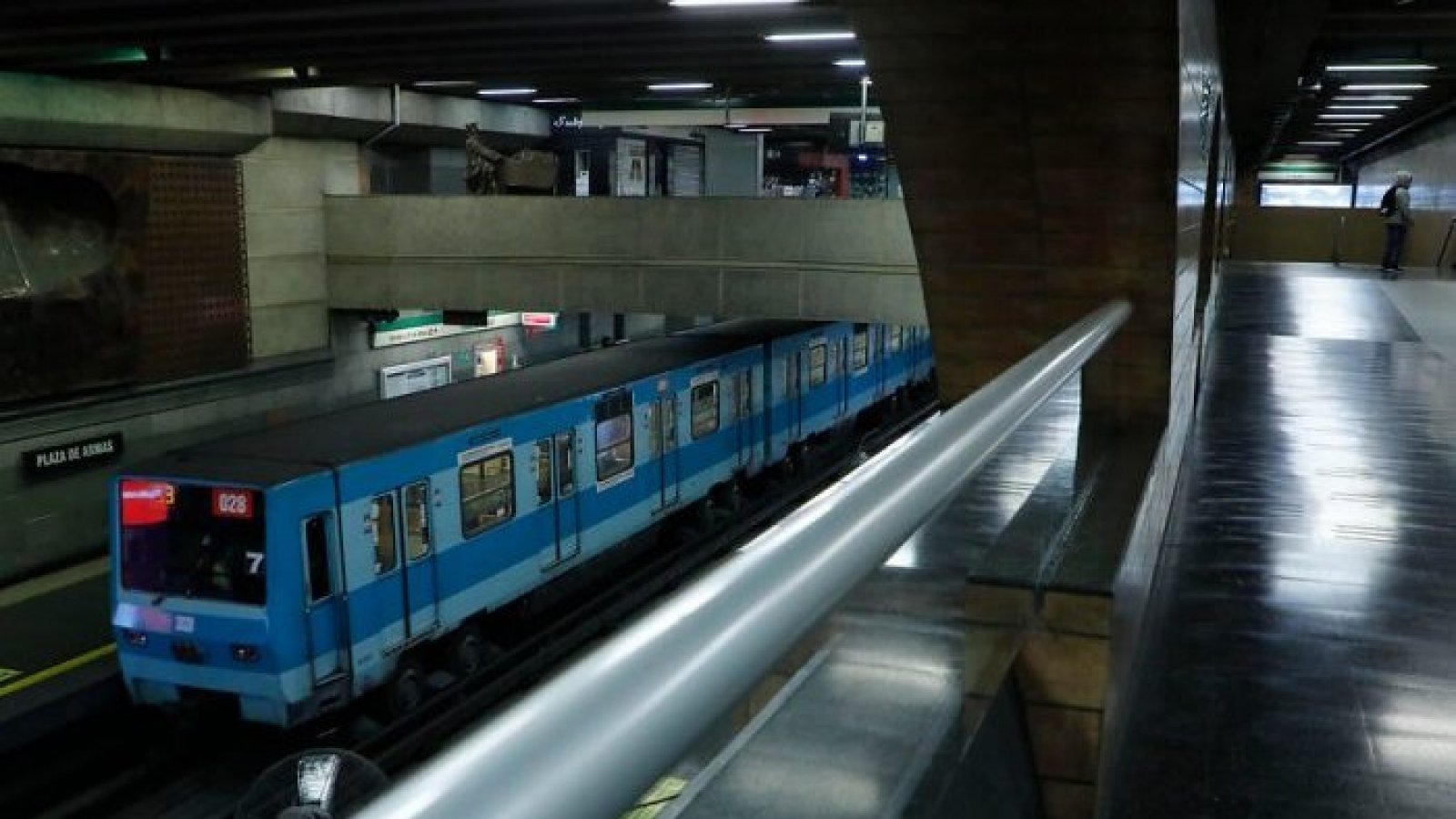 Metro en estación de la línea 5