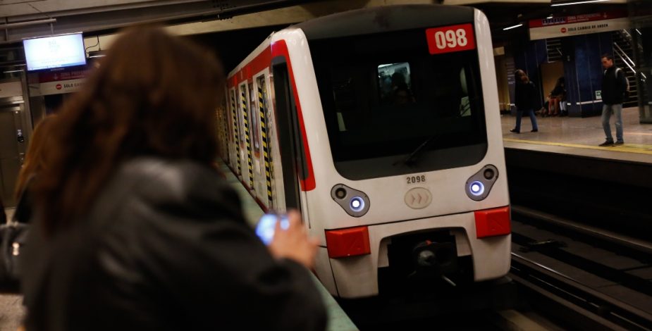 Tren en estación de Metro de Santiago