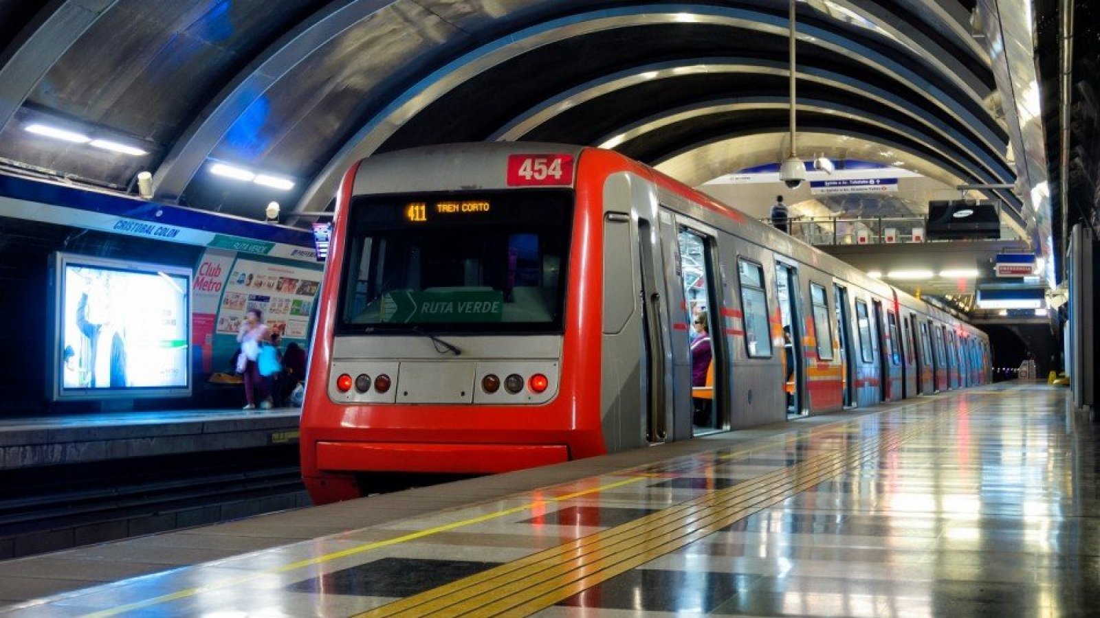Metro de Santiago en estación Cristóbal Colón de línea 4