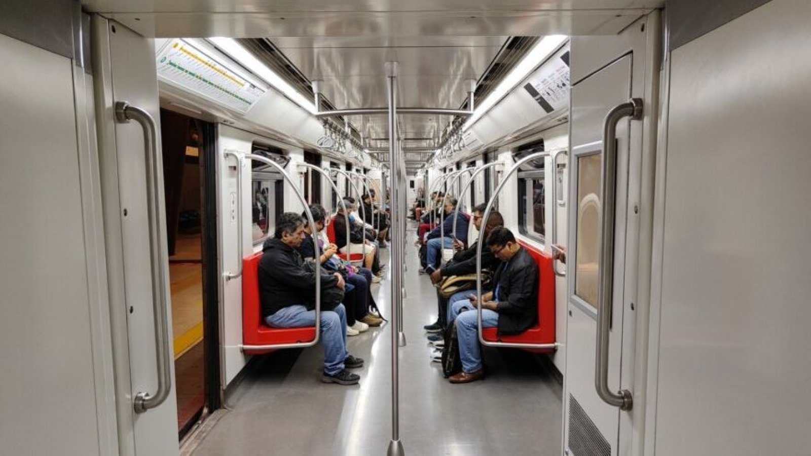 Pasajeros abordo de vagón del Metro de Santiago