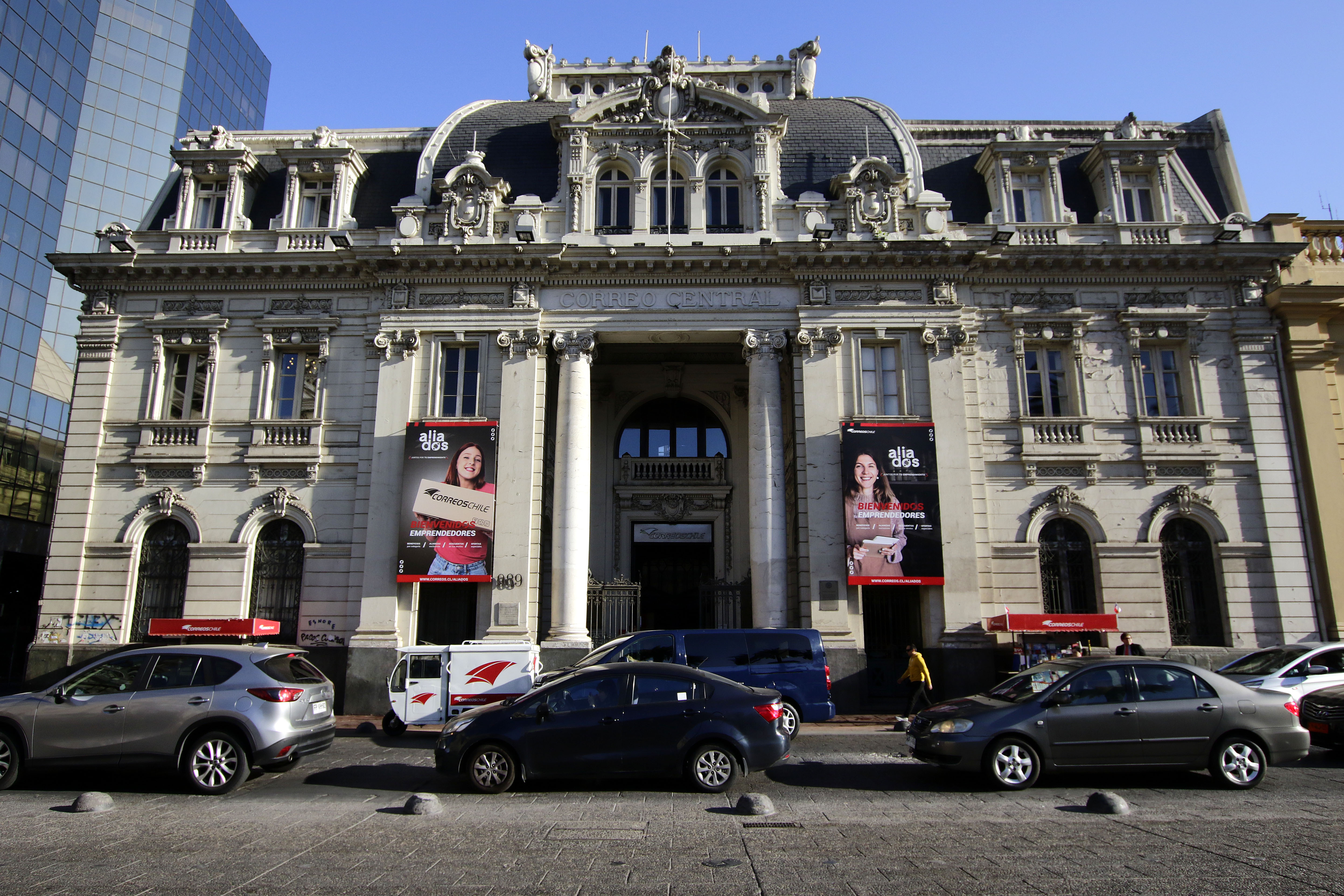 Frontis de la casa de Correo Central