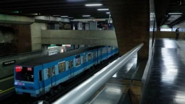 Metro en estación de la línea 5