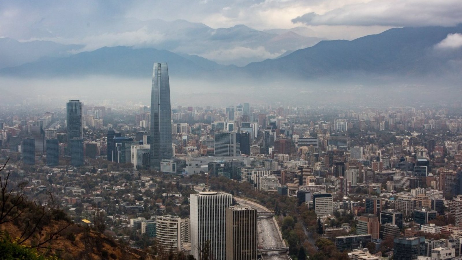 Santiago con nubes de lluvia.