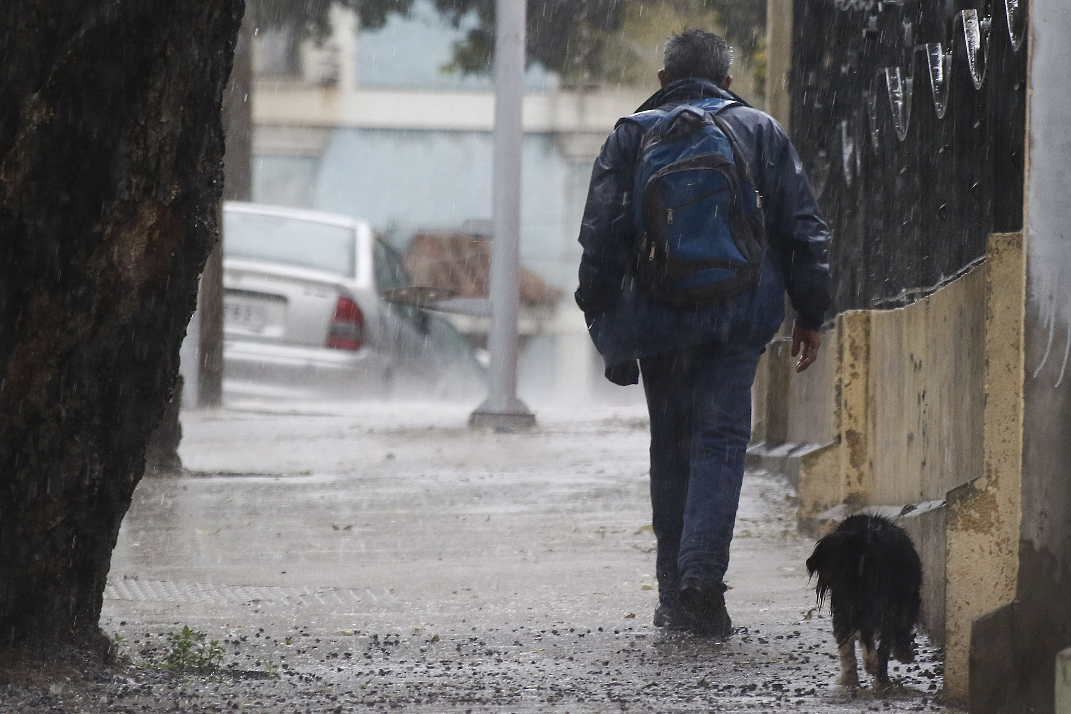 Persona caminando bajo la lluvia.