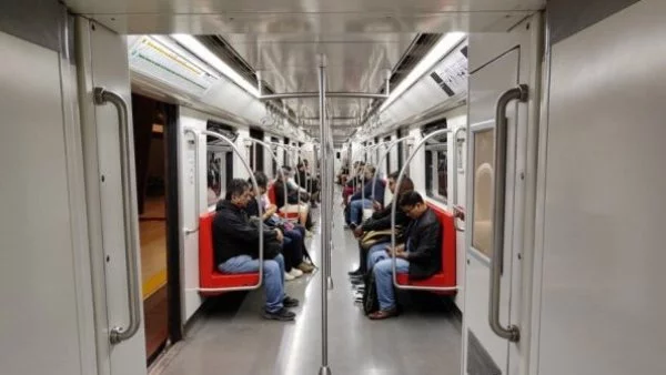 Pasajeros abordo de vagón del Metro de Santiago