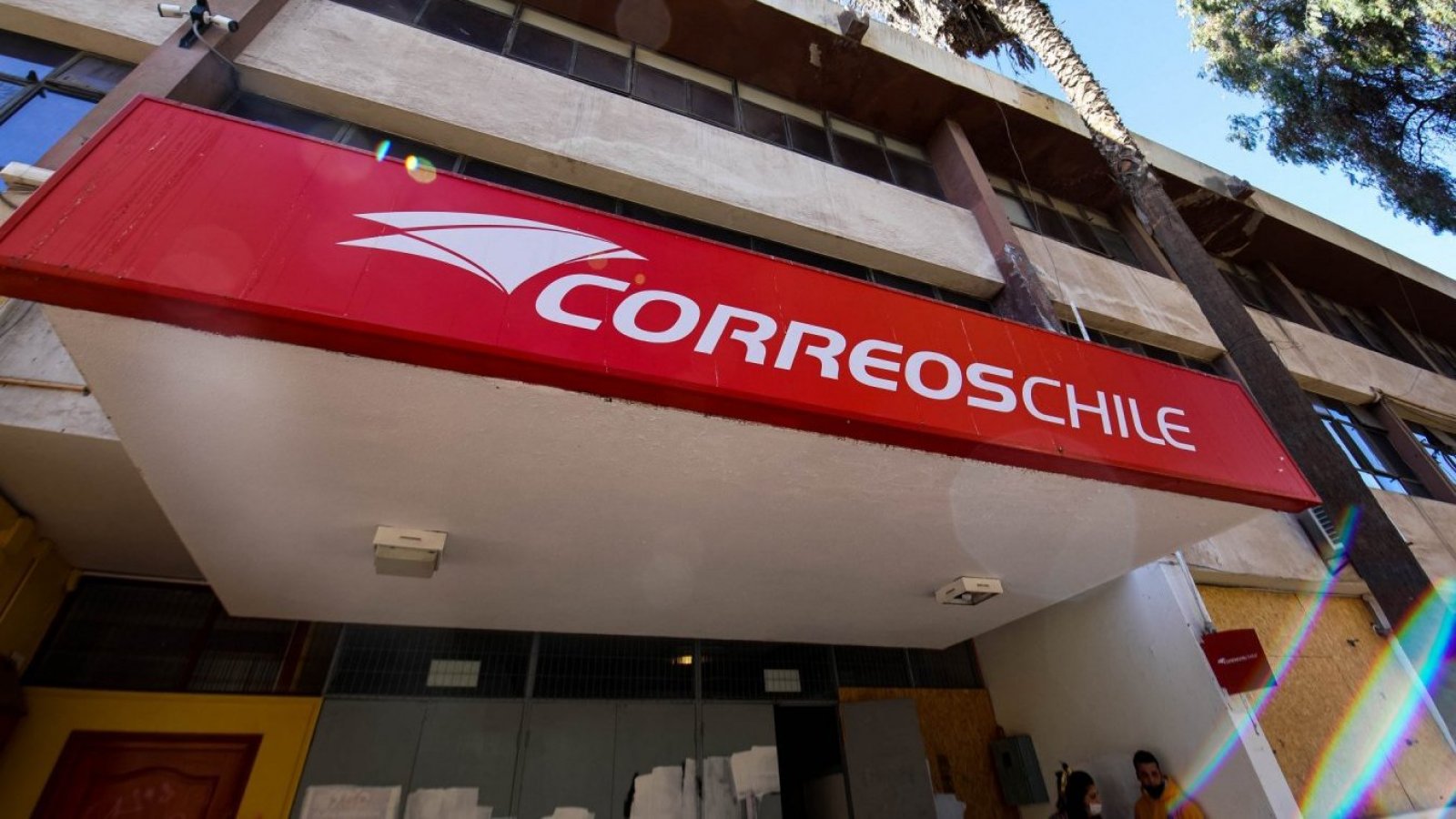 Logo y sucursal de Correos de Chile.