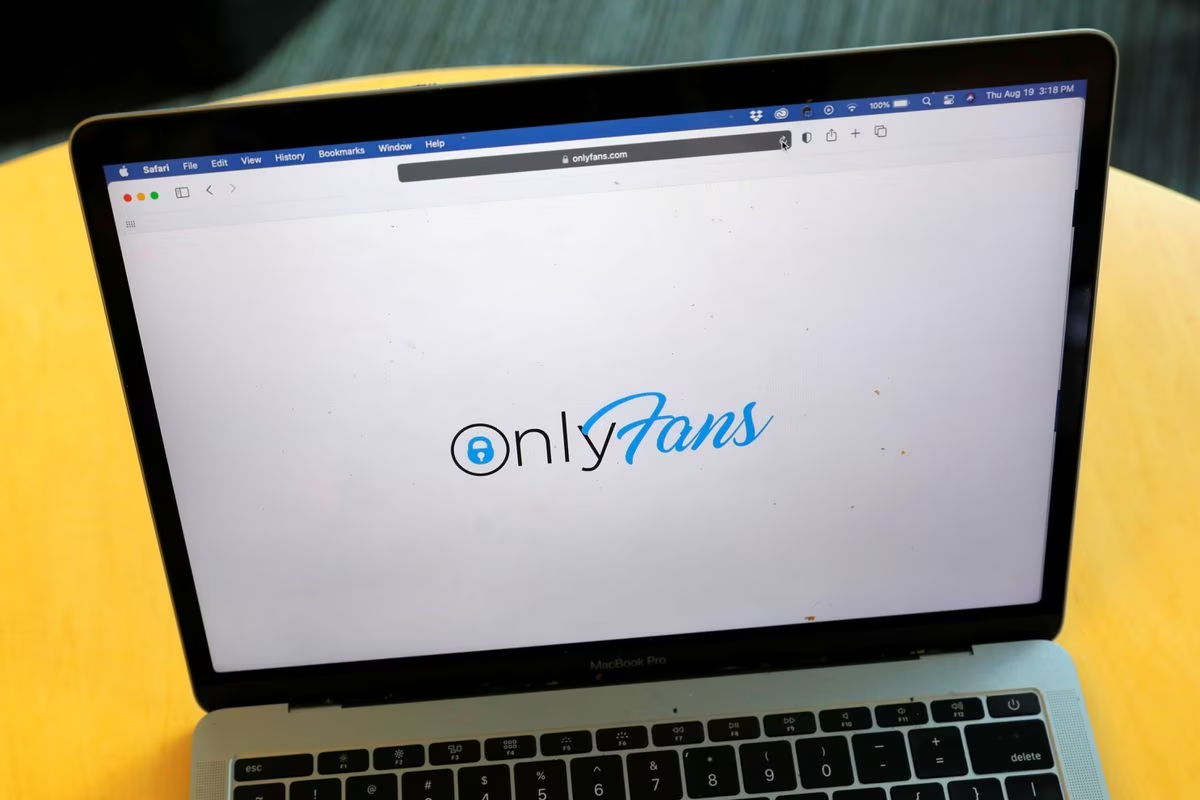 Computador con logo de OnlyFans