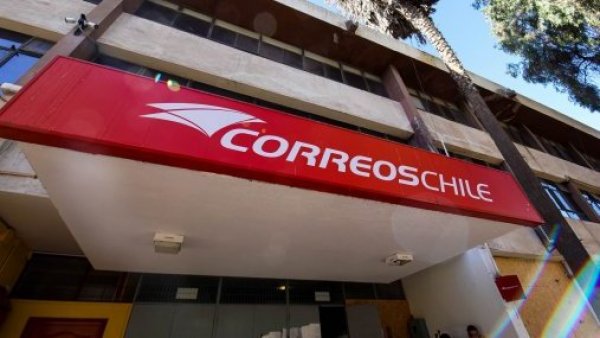 Logo y sucursal de Correos de Chile.