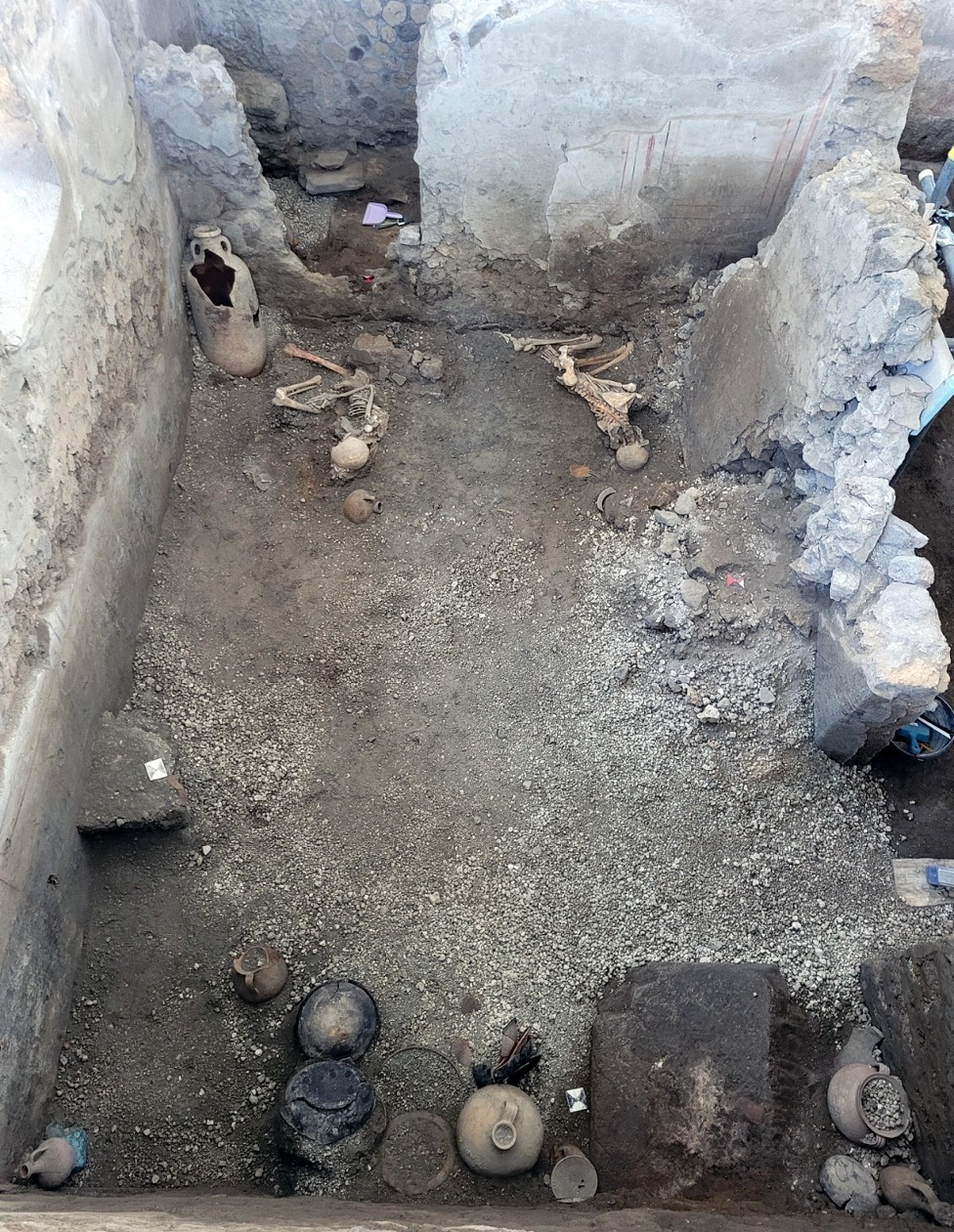 Restos óseos de dos hombres hallados en Pompeya.