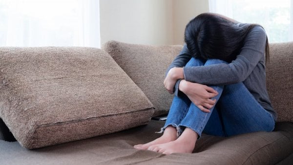 Mujer cansada en un sillón por la anemia