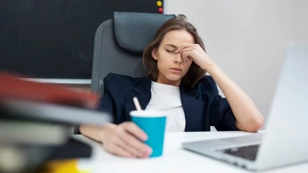 Mujer con TDAH sentada en un escritorio