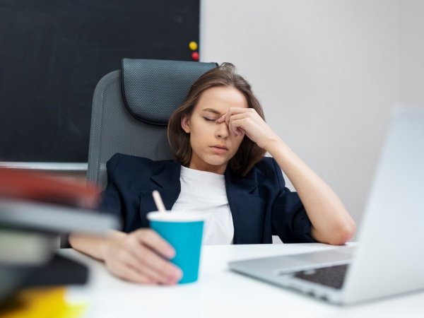 Mujer con TDAH sentada en un escritorio