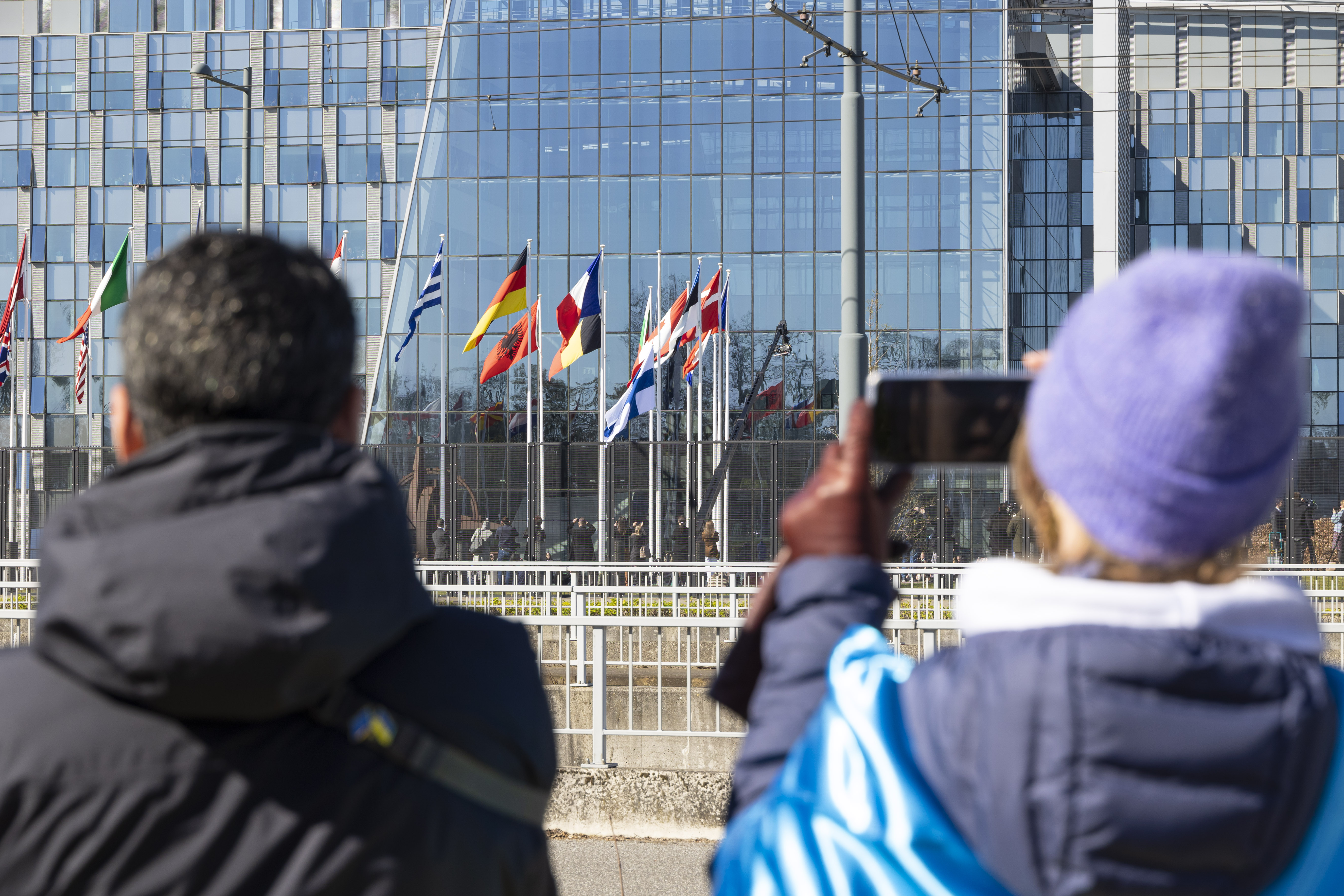 Frontis de la OTAN con la bandera de los países que la componen