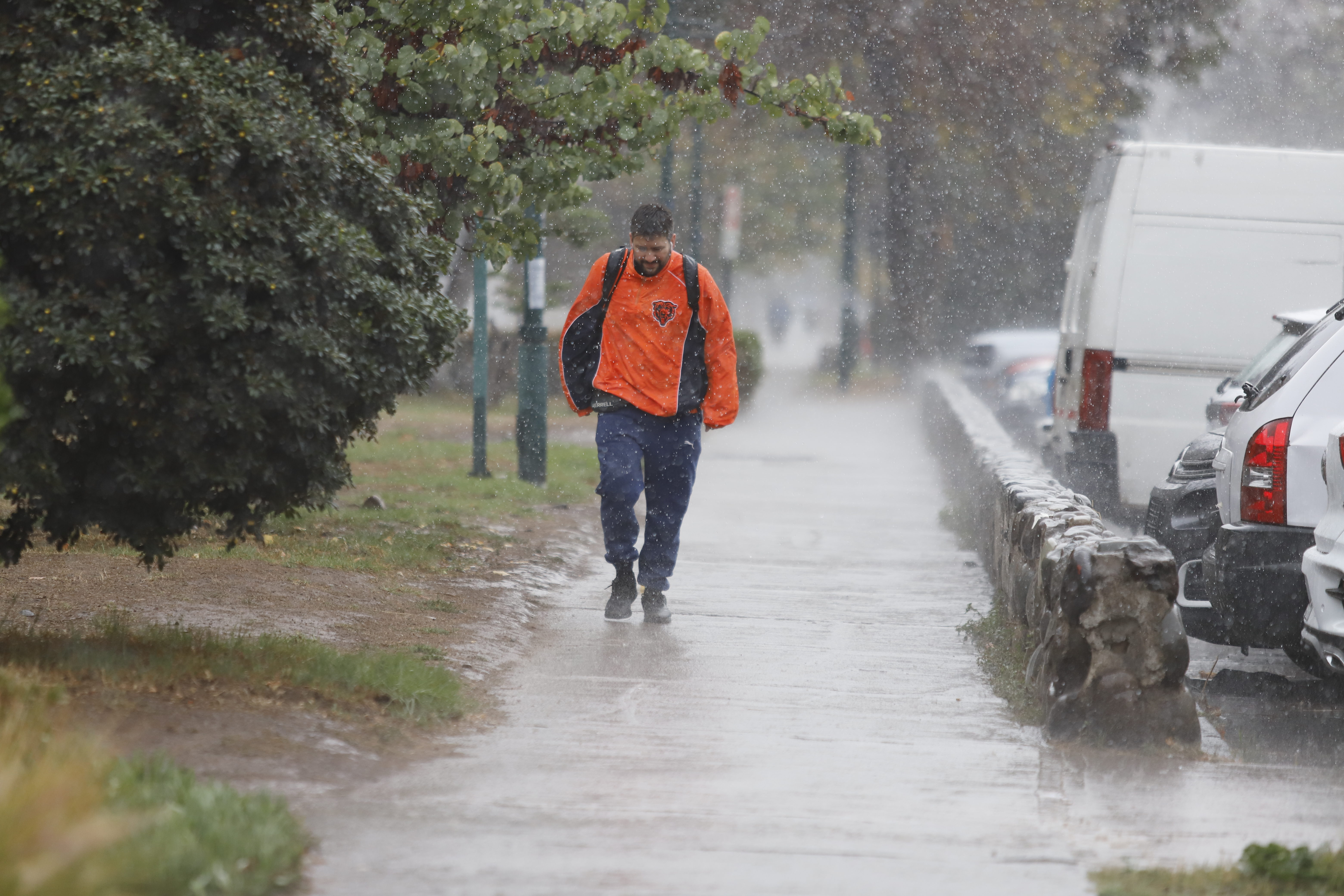 Persona caminando bajo lla lluvia.