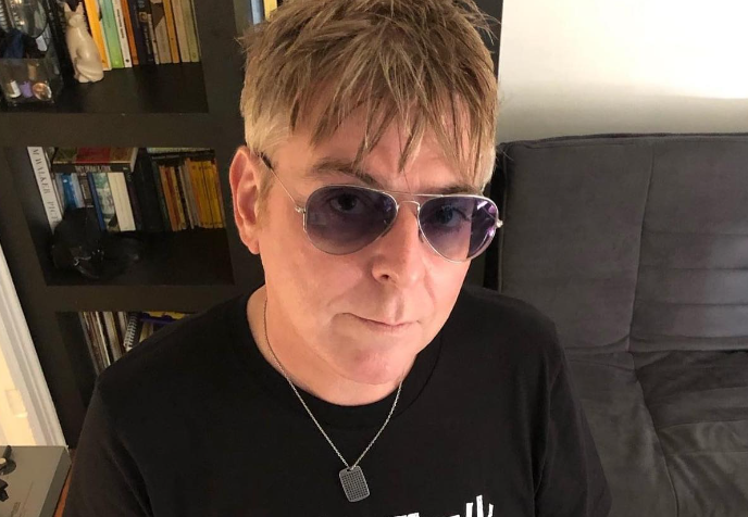 Imagen de Instagram de Andy Rourke mirando la cámara.