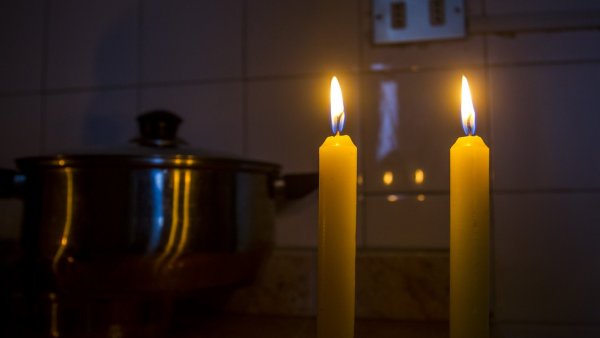 Velas encendidas en corte de luz