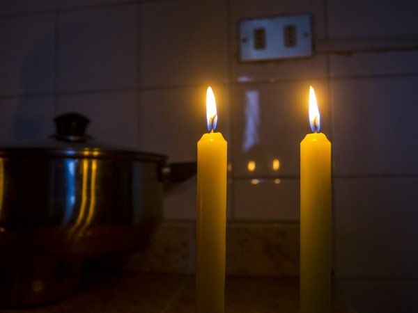 Velas encendidas en corte de luz