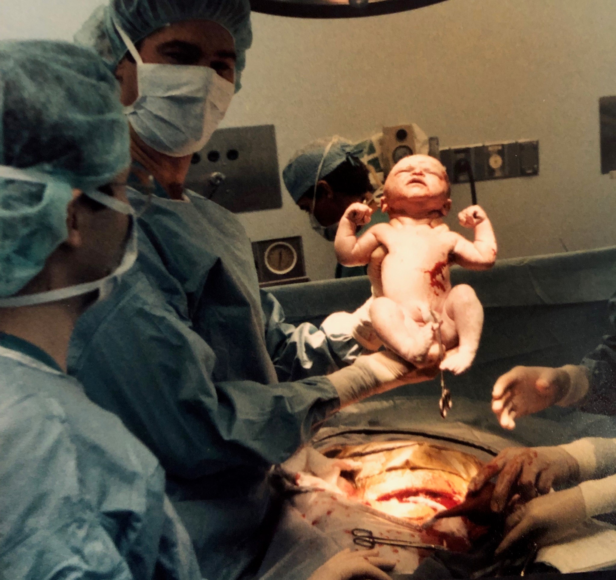 Eve Wiley recién nacida, sostenida por el médico Kim McMorries en el hospital.