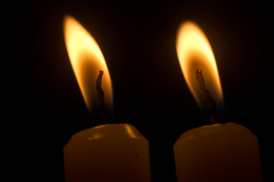 Velas encendidas tras corte de luz