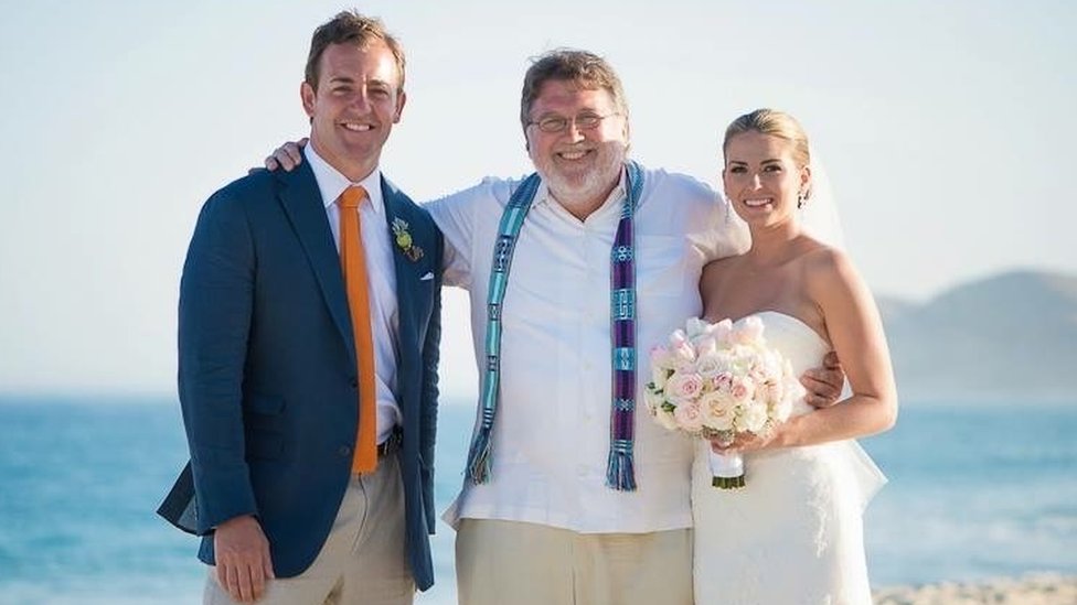 Blake e Eve Wiley en su boda junto a Steve.