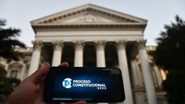 Celular con foto del proceso constituyente frente al exCongreso.