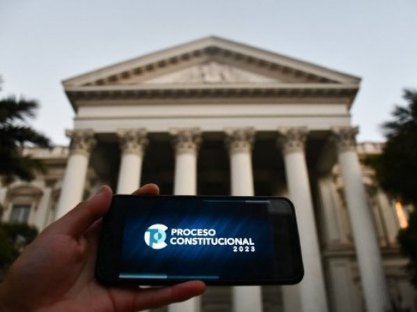 Celular con foto del proceso constituyente frente al exCongreso.