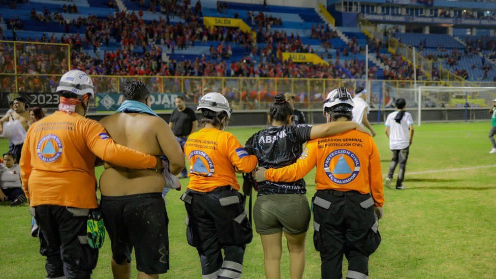 Víctimas de la estampida en el estadio de fútbol de Cuscatlán.