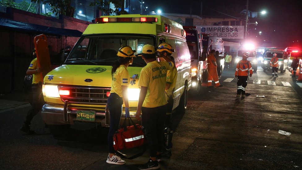 Ambulancias fuera del estadio en San Salvador.