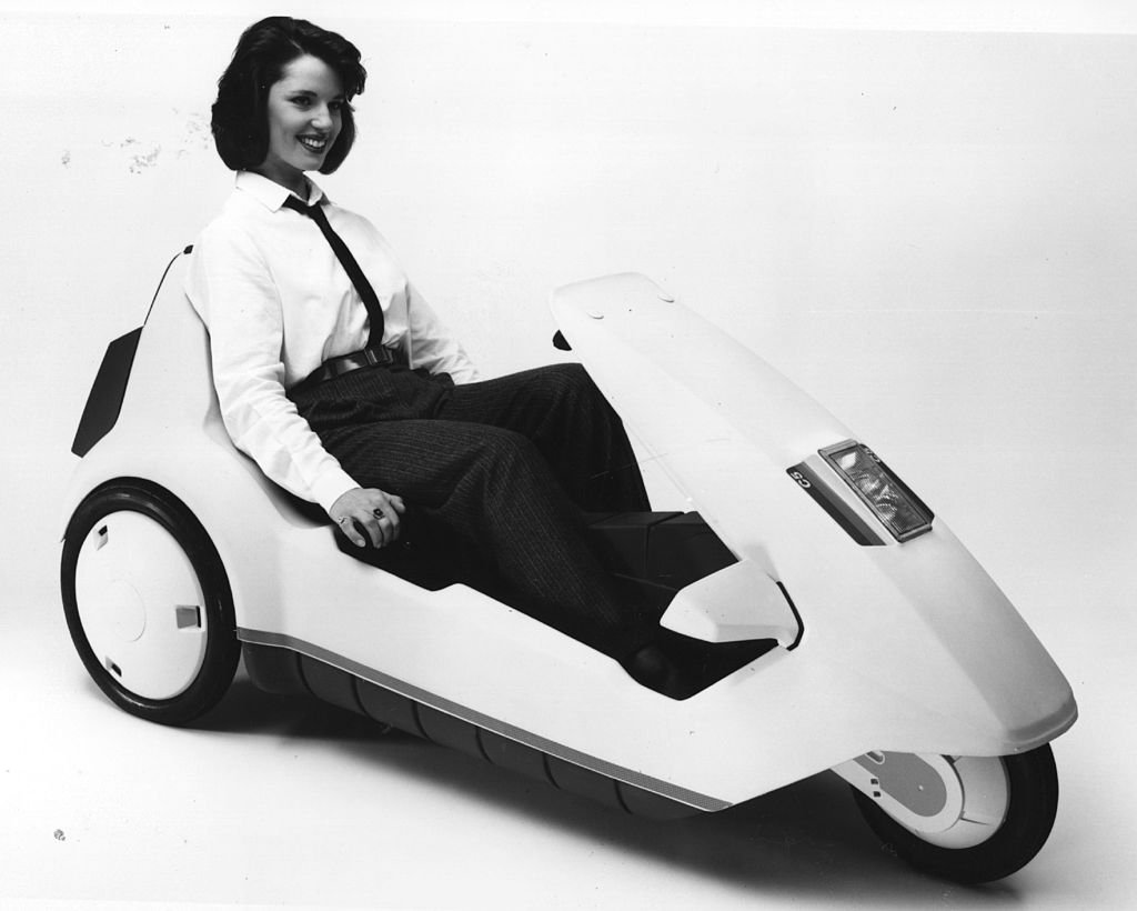 Modelo en Sinclair C5, 1985.