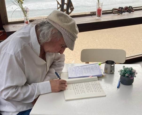 Erick Pohlhammer escribiendo sobre un cuaderno.