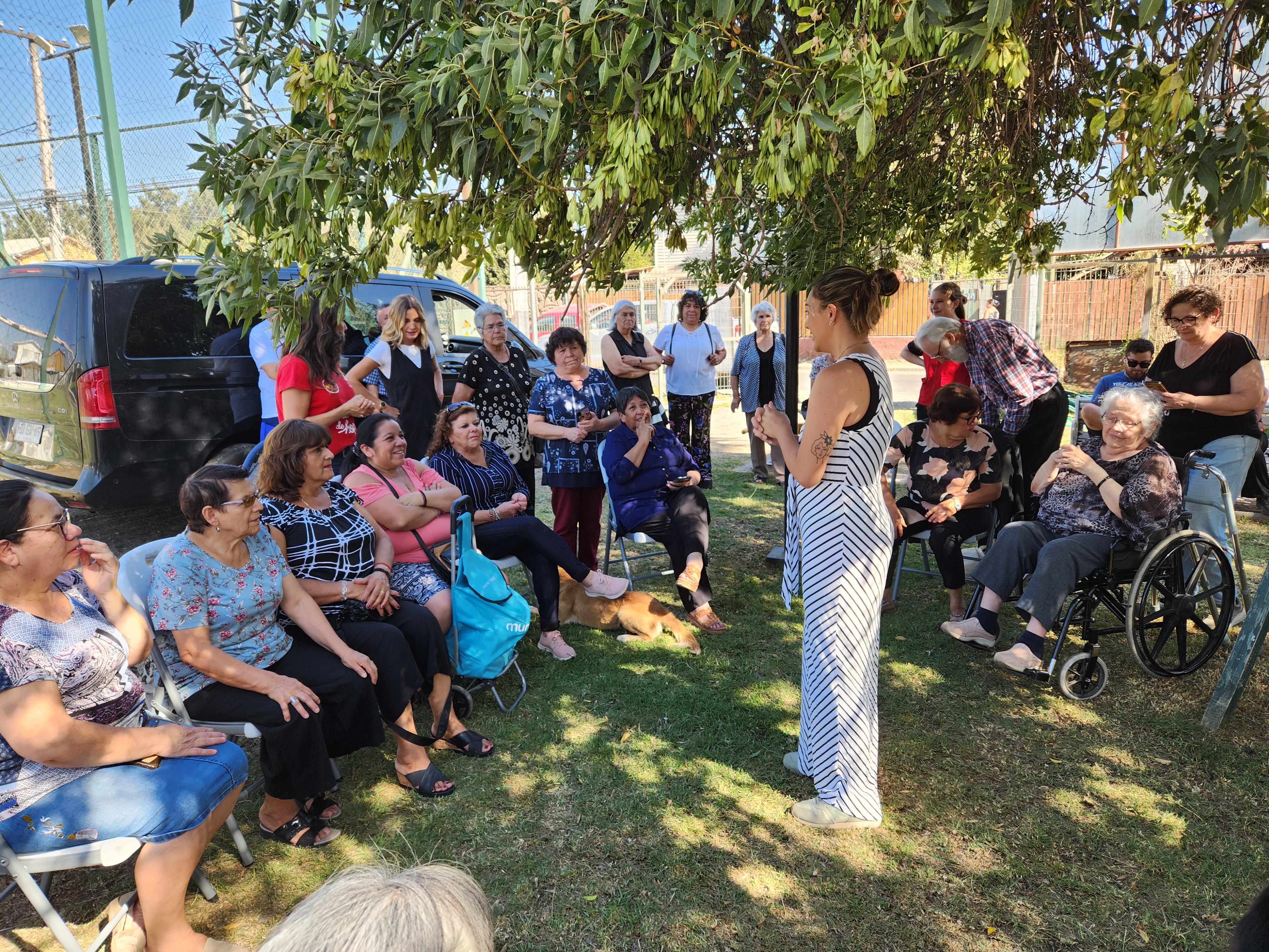 Personas reunidas en torno a actividad de Terapia de Hogar.