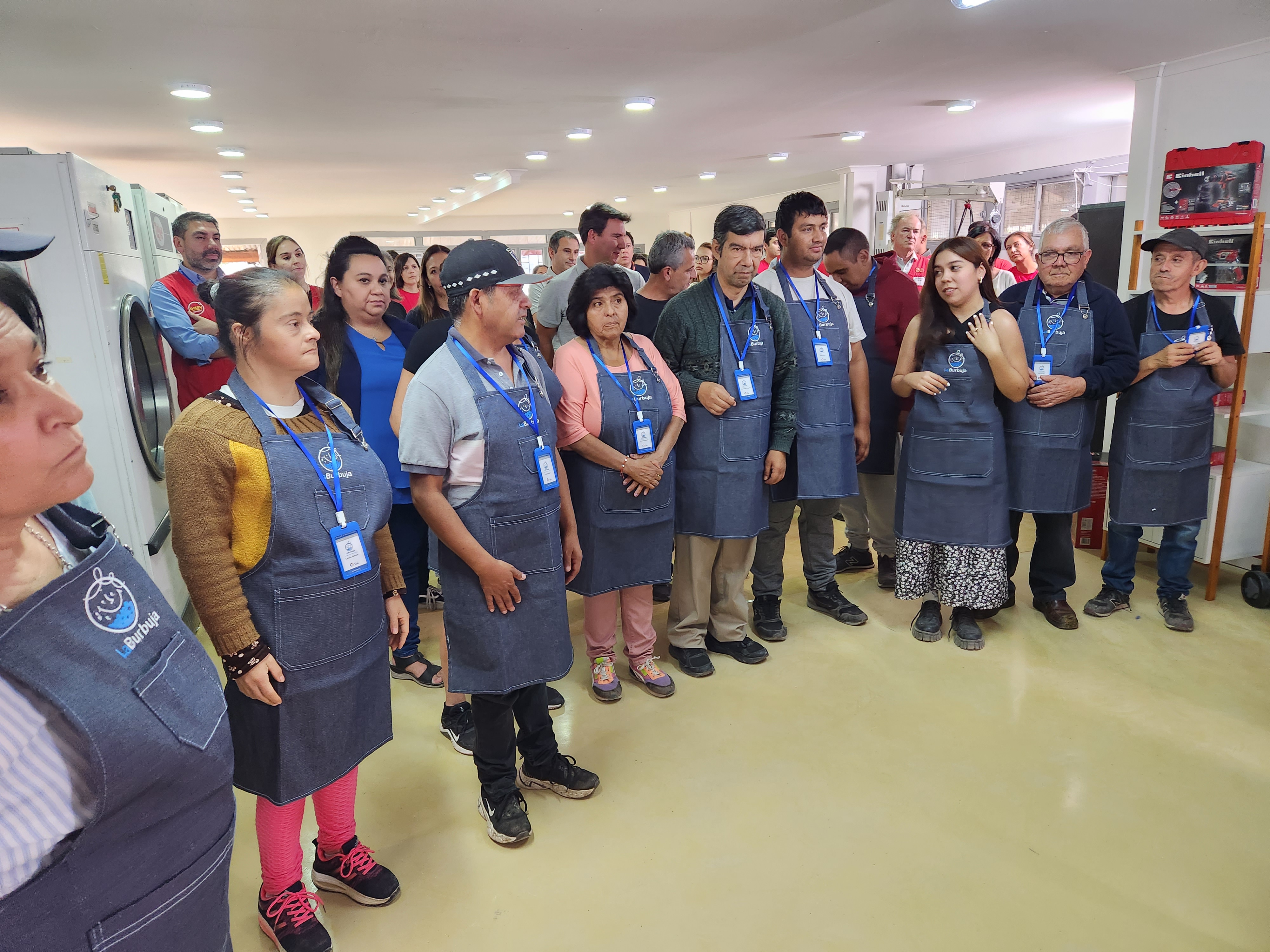 Personas reunidas en torno a Terapida de Hogar.