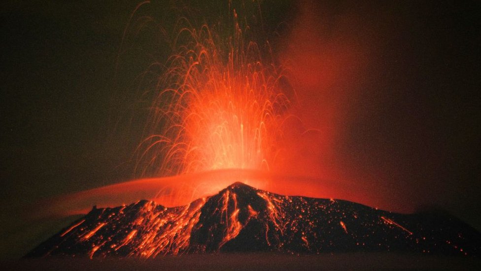 Volcán Popocatépetl en erupción.