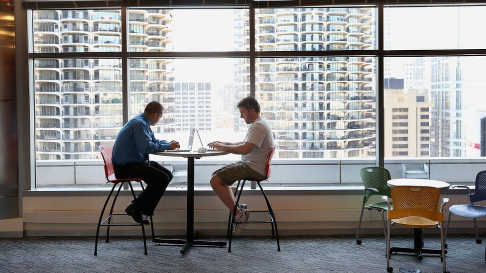 Dos personas trabajando