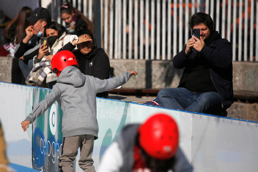 Niños jugando en vacaciones de invierno