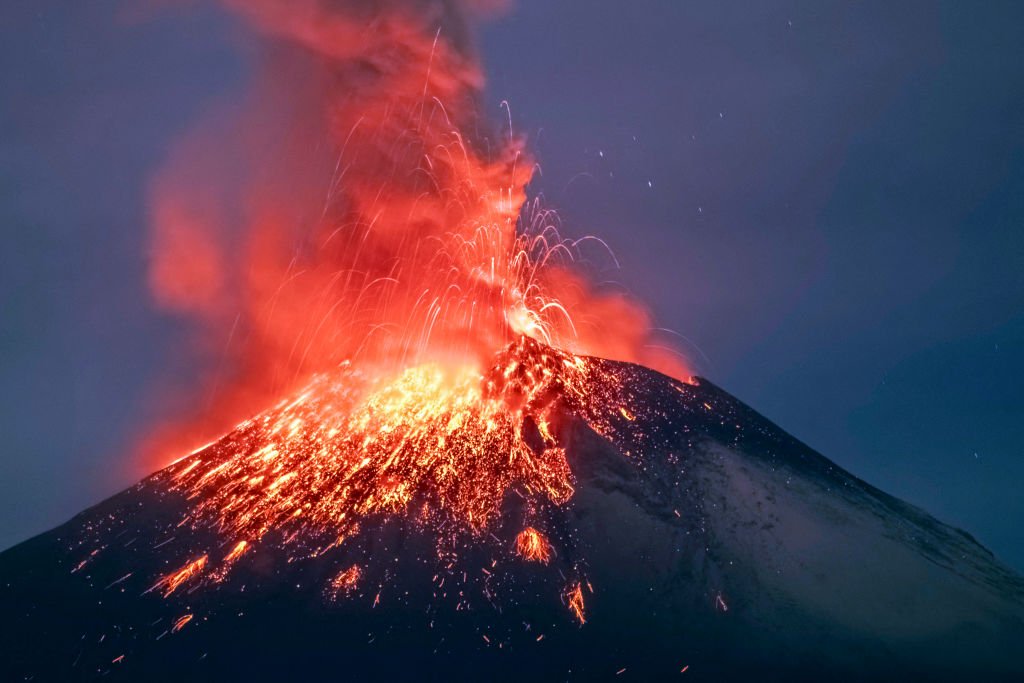 Volcán Popocatépetl en erupción.