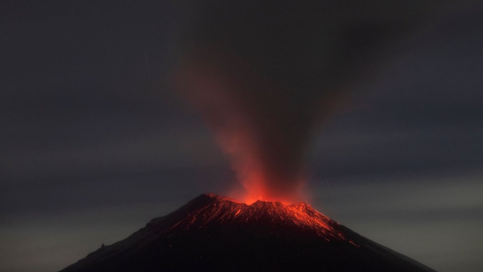 Volcán Popocatépetl en erupción.