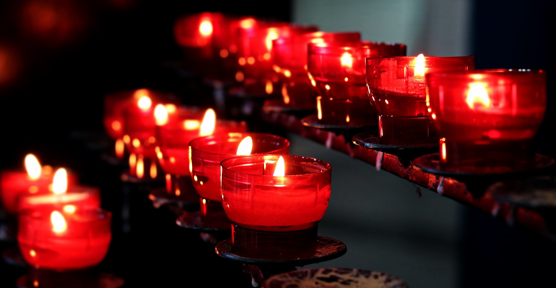 Velas encendidas en vasos de vidrio.
