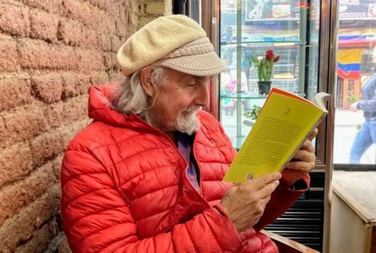 Erick Pohlhammer leyendo un libro.
